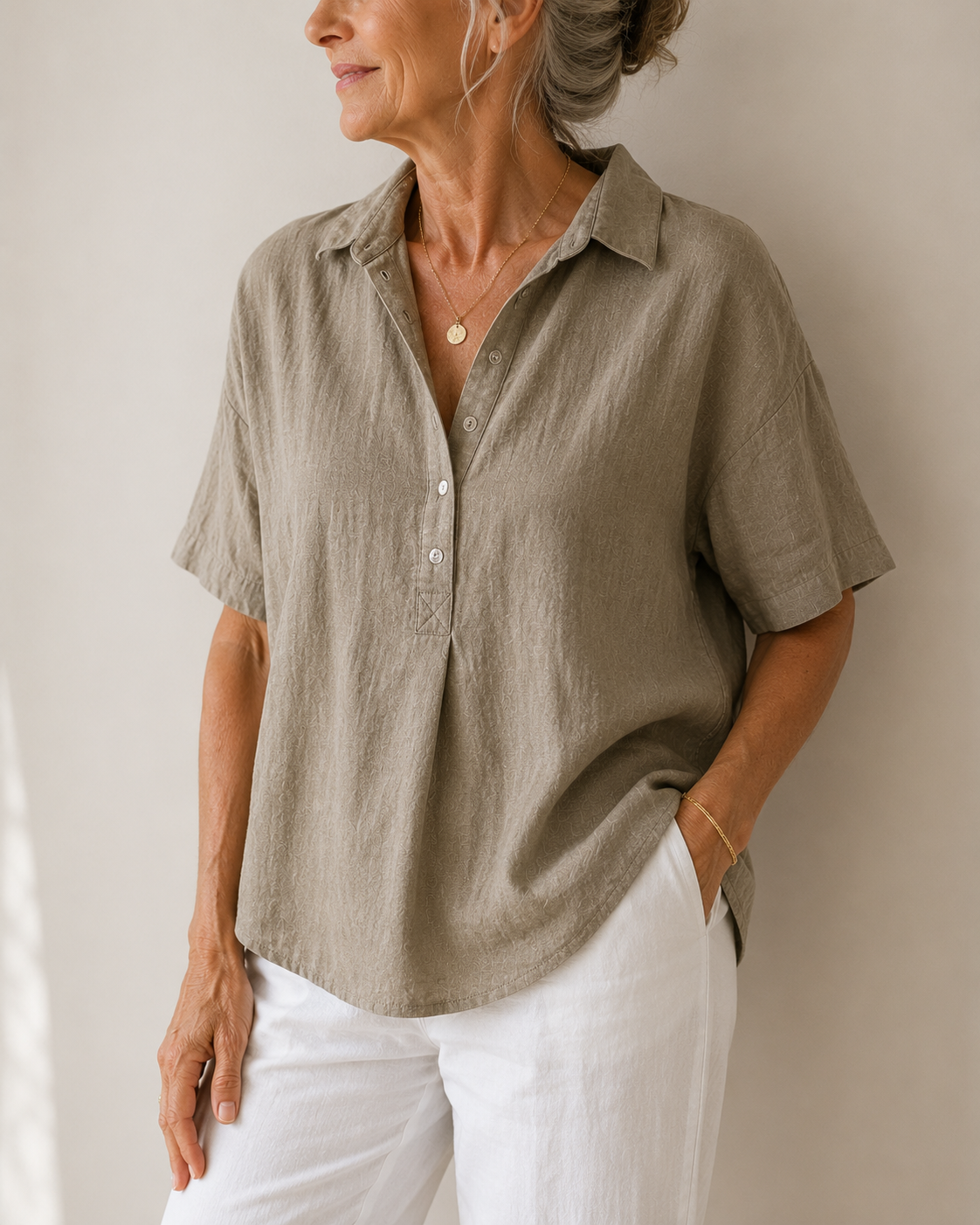 Sonja - Blouse with collar and button detail
